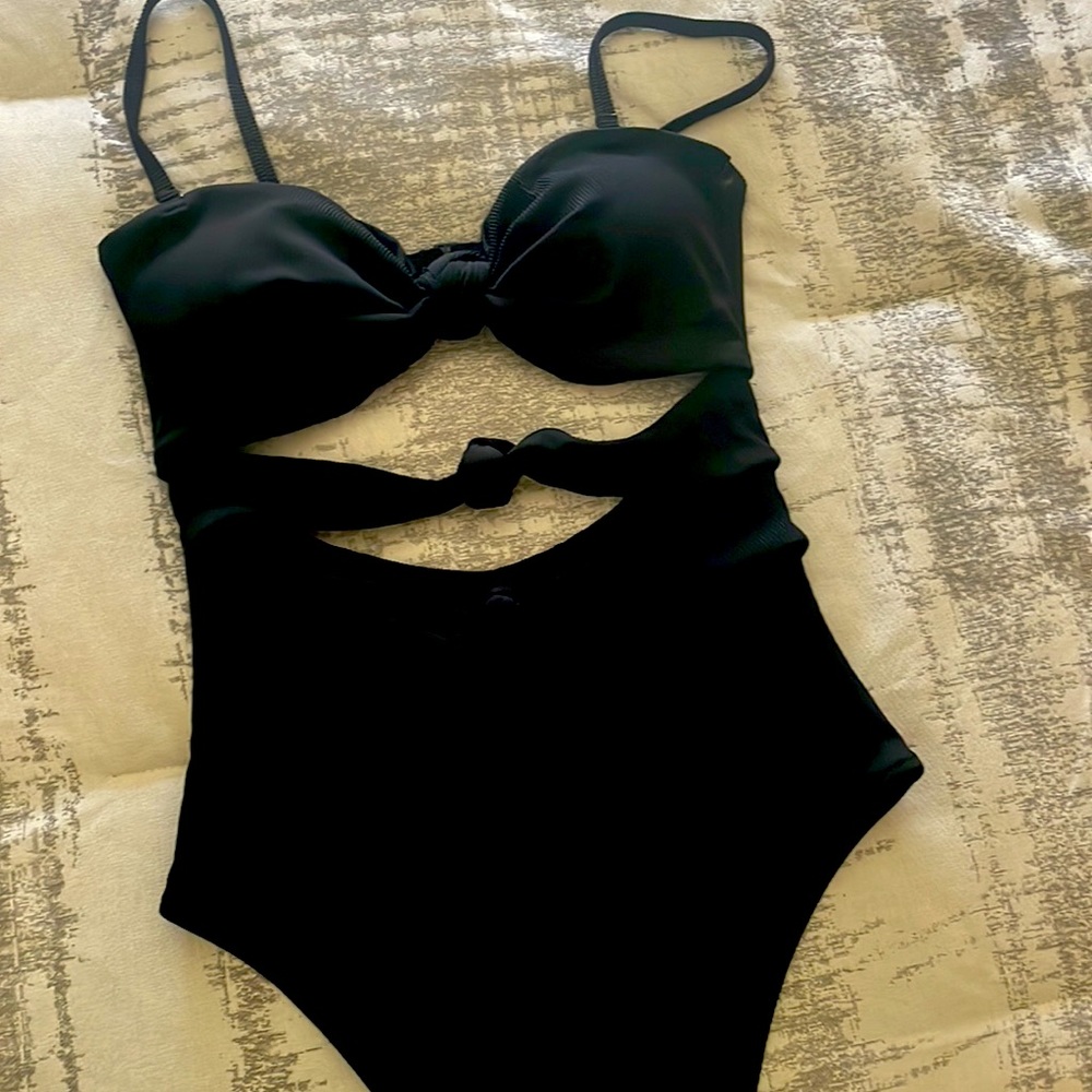 Aerie one piece cut out swimsuit. Size L. Only worn once.